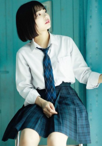 中西アルノが共立女子の制服を着ているところ