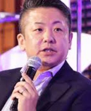 伊藤正明が左手に結婚指輪