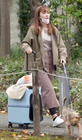 江藤菜摘がR指定の愛犬の散歩してるところ